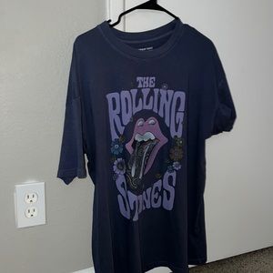 Super cute oversized purple American Eagle Rolling Stones shirt